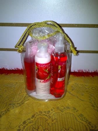 STRAWBERRY FRAGRANCE GIFT BAG - Click Image to Close